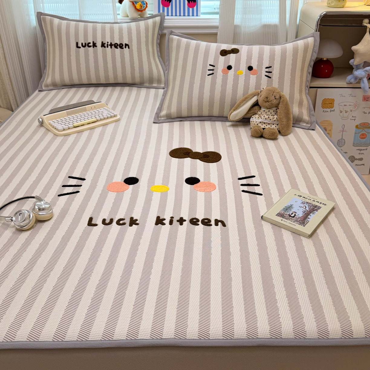 91家纺网 家纺一手货源 找家纺 懒猫家纺 2026新款好运猫毛巾绣PE凉感中分子床席床笠凉席席子 焦糖-床笠款