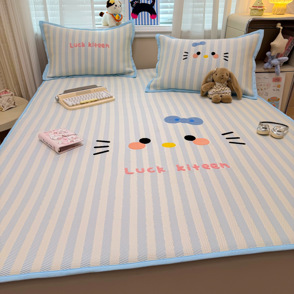 91家纺网 家纺一手货源 找家纺 懒猫家纺 2026新款好运猫毛巾绣PE凉感中分子床席床笠凉席席子 海盐-床笠款