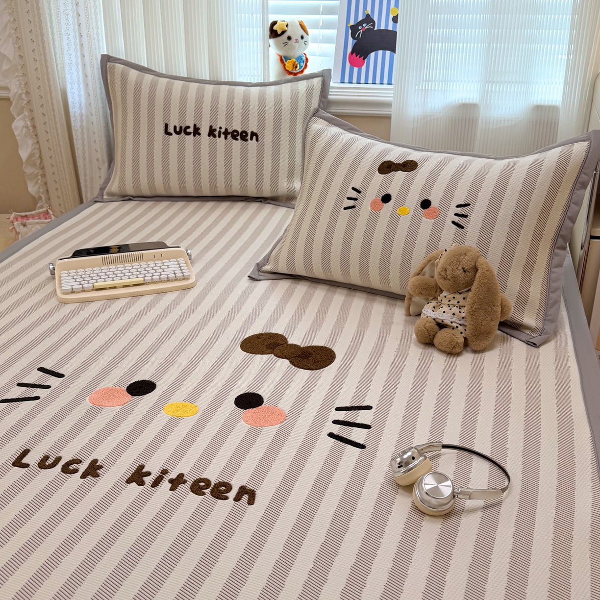 91家纺网 家纺一手货源 找家纺 懒猫家纺 2026新款好运猫毛巾绣PE凉感中分子床席床笠凉席席子 焦糖-床席款