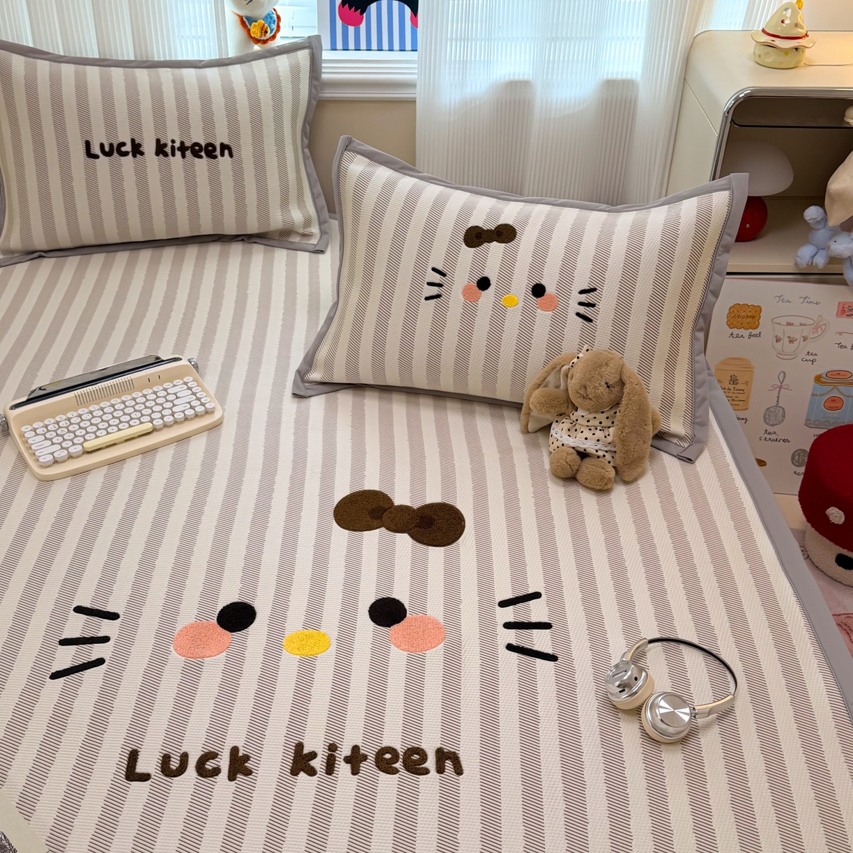 91家纺网 家纺一手货源 找家纺 懒猫家纺 2026新款好运猫毛巾绣PE凉感中分子床席床笠凉席席子 焦糖-床席款