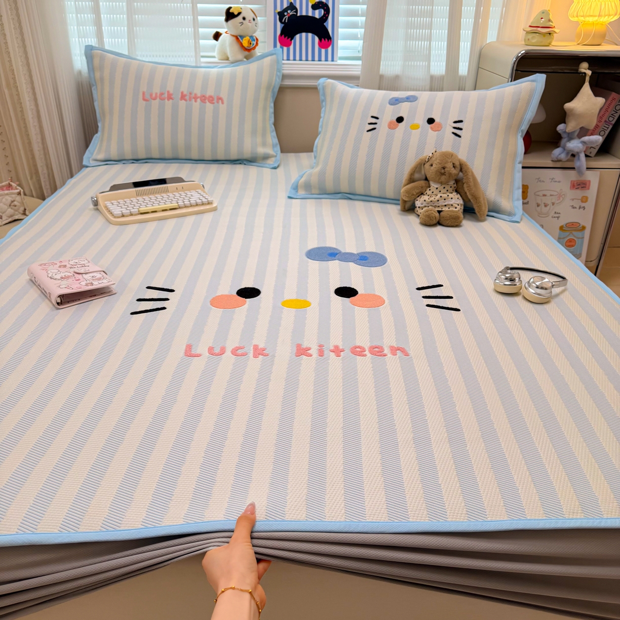 91家纺网 家纺一手货源 找家纺 懒猫家纺 2026新款好运猫毛巾绣PE凉感中分子床席床笠凉席席子 海盐-床笠款