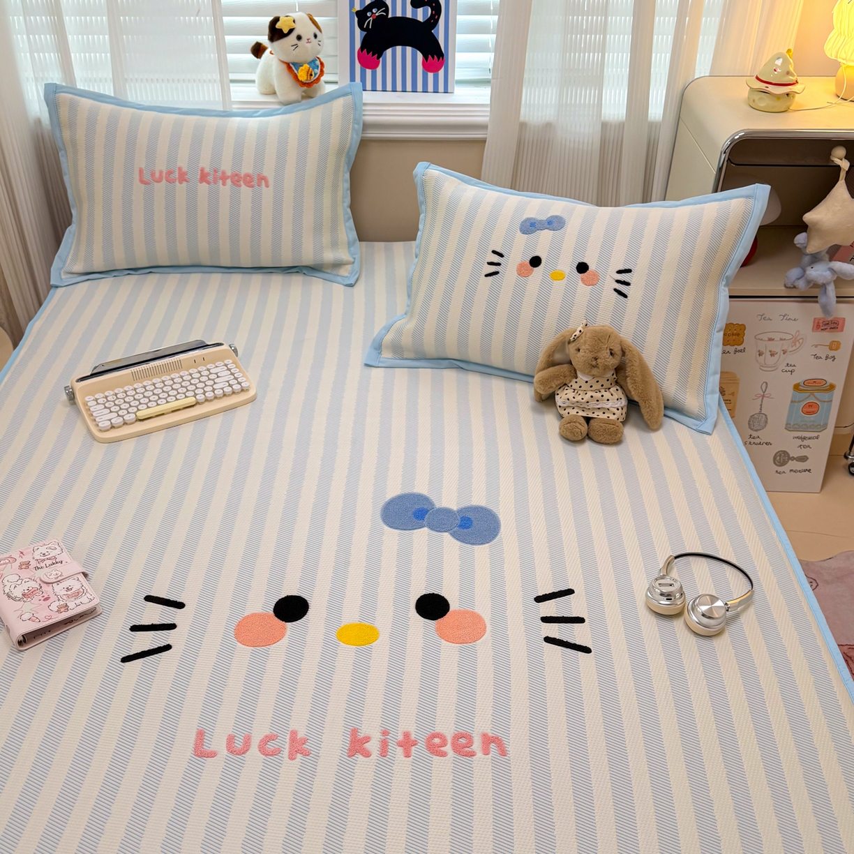 91家纺网 家纺一手货源 找家纺 懒猫家纺 2026新款好运猫毛巾绣PE凉感中分子床席床笠凉席席子 海盐-床笠款