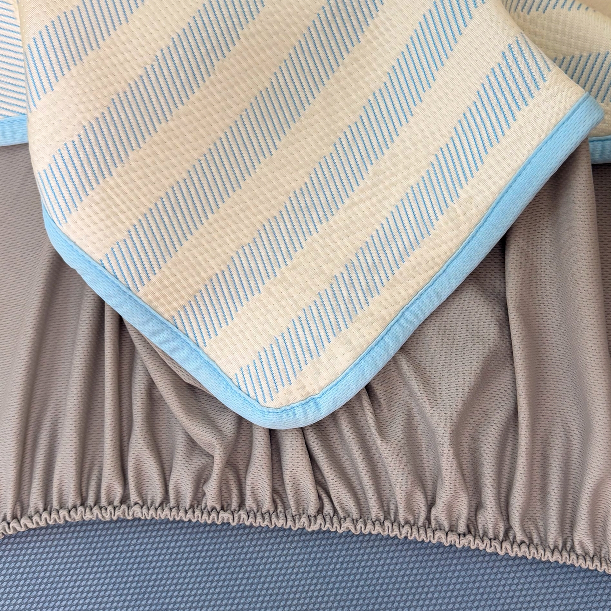 91家纺网 家纺一手货源 找家纺 懒猫家纺 2026新款好运猫毛巾绣PE凉感中分子床席床笠凉席席子 海盐-床笠款