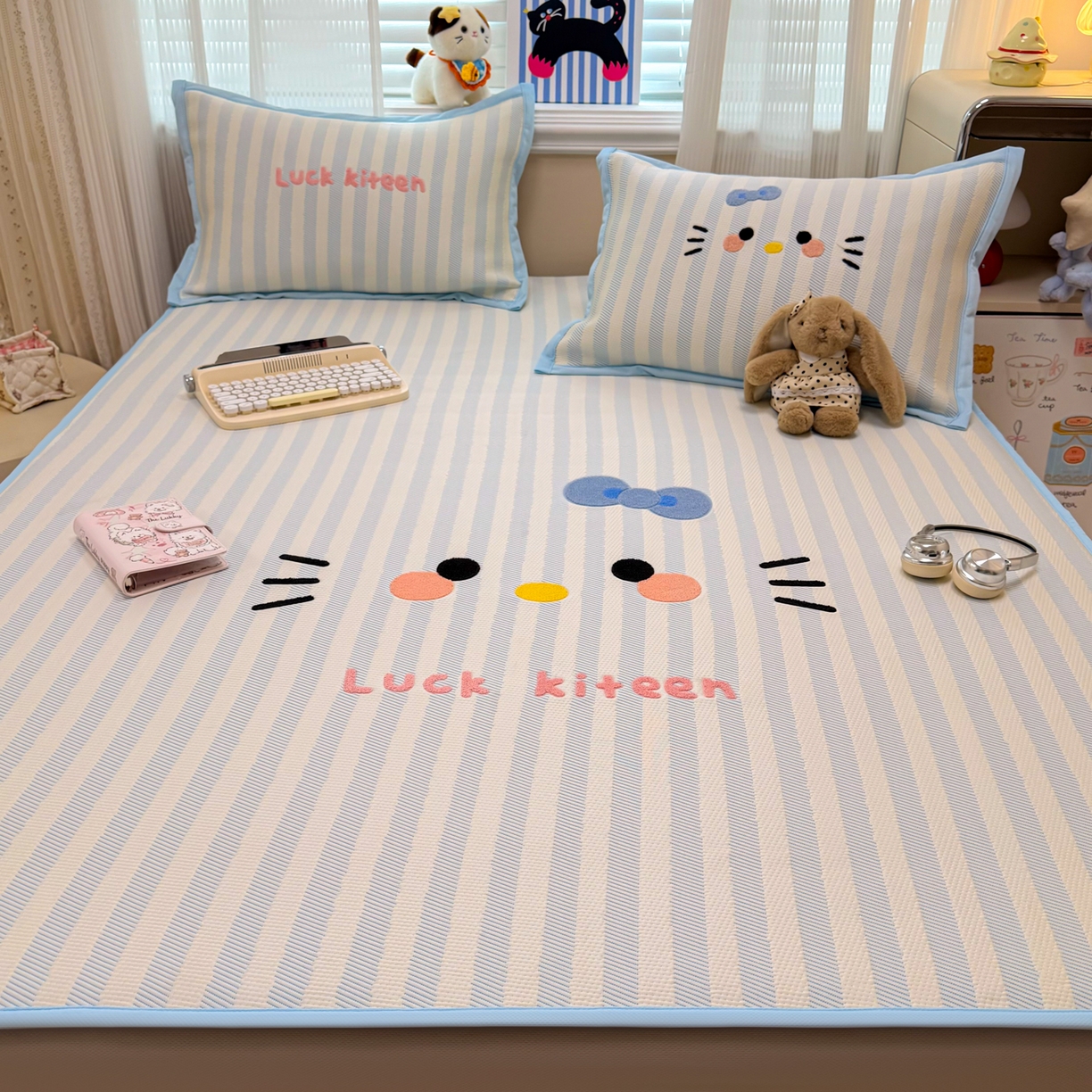 91家纺网 家纺一手货源 找家纺 懒猫家纺 2026新款好运猫毛巾绣PE凉感中分子床席床笠凉席席子 海盐-床笠款