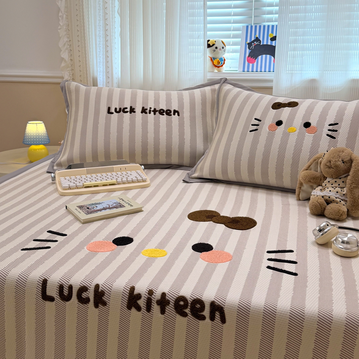 91家纺网 家纺一手货源 找家纺 懒猫家纺 2026新款好运猫毛巾绣PE凉感中分子床席床笠凉席席子 焦糖-床席款