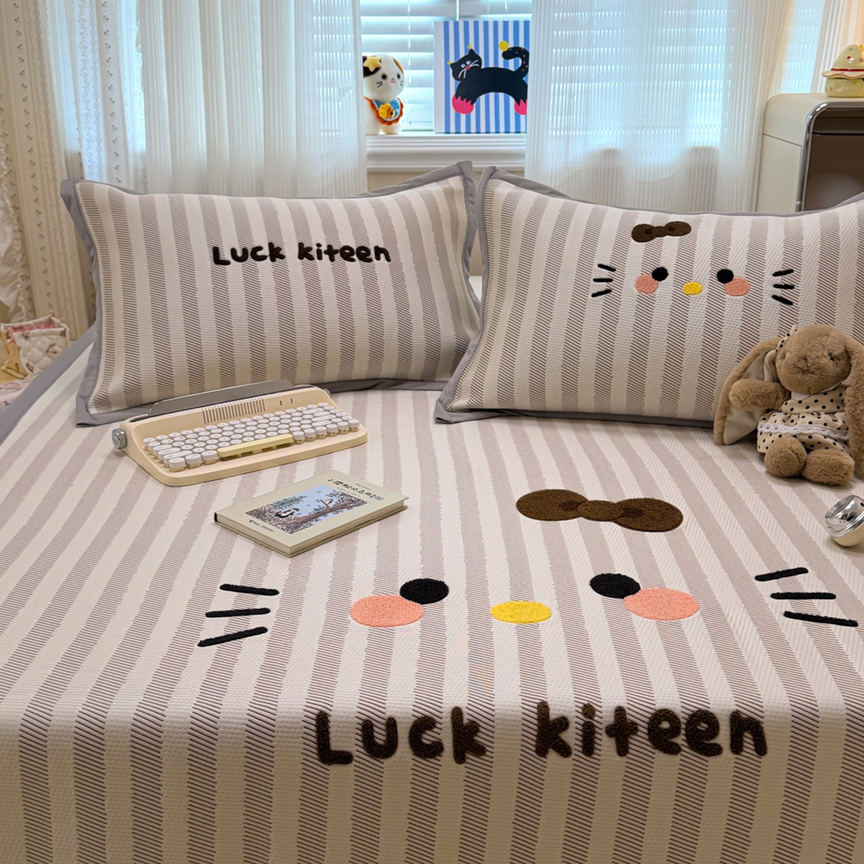 91家纺网 家纺一手货源 找家纺 懒猫家纺 2026新款好运猫毛巾绣PE凉感中分子床席床笠凉席席子 焦糖-床席款