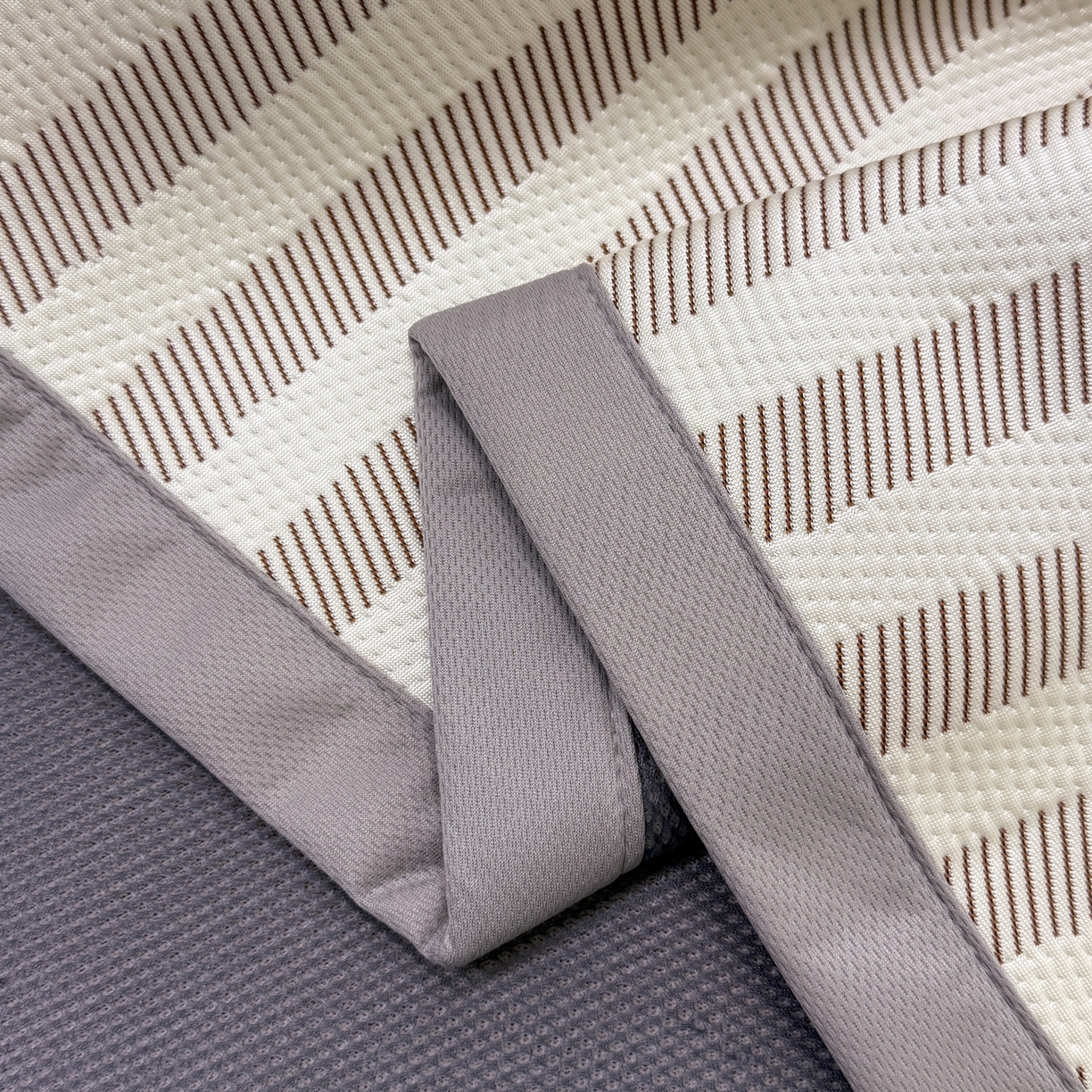 91家纺网 家纺一手货源 找家纺 懒猫家纺 2026新款好运猫毛巾绣PE凉感中分子床席床笠凉席席子 焦糖-床席款