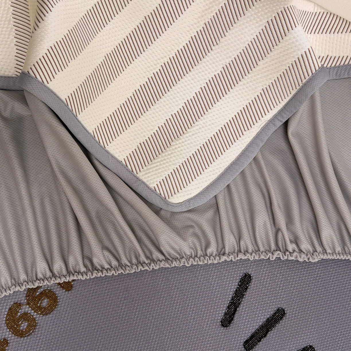 91家纺网 家纺一手货源 找家纺 懒猫家纺 2026新款好运猫毛巾绣PE凉感中分子床席床笠凉席席子 焦糖-床笠款