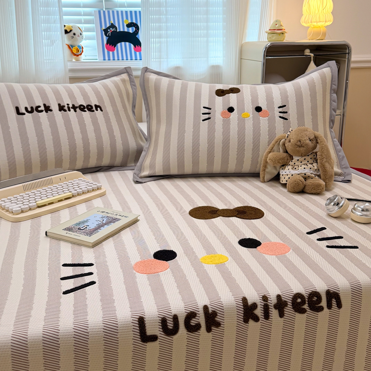 91家纺网 家纺一手货源 找家纺 懒猫家纺 2026新款好运猫毛巾绣PE凉感中分子床席床笠凉席席子 焦糖-床席款