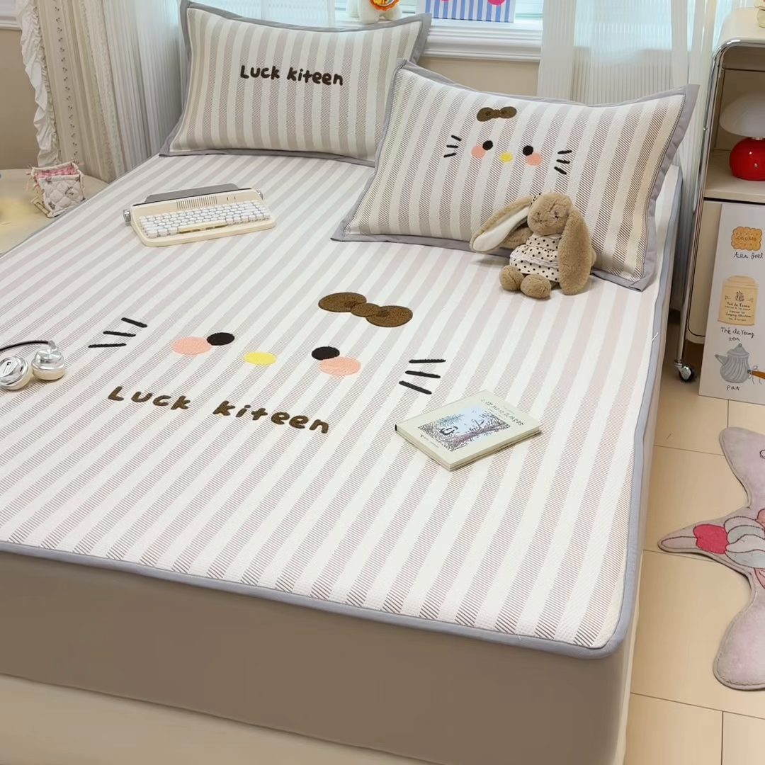 91家纺网 家纺一手货源 找家纺 懒猫家纺 2026新款好运猫毛巾绣PE凉感中分子床席床笠凉席席子 焦糖-床笠款