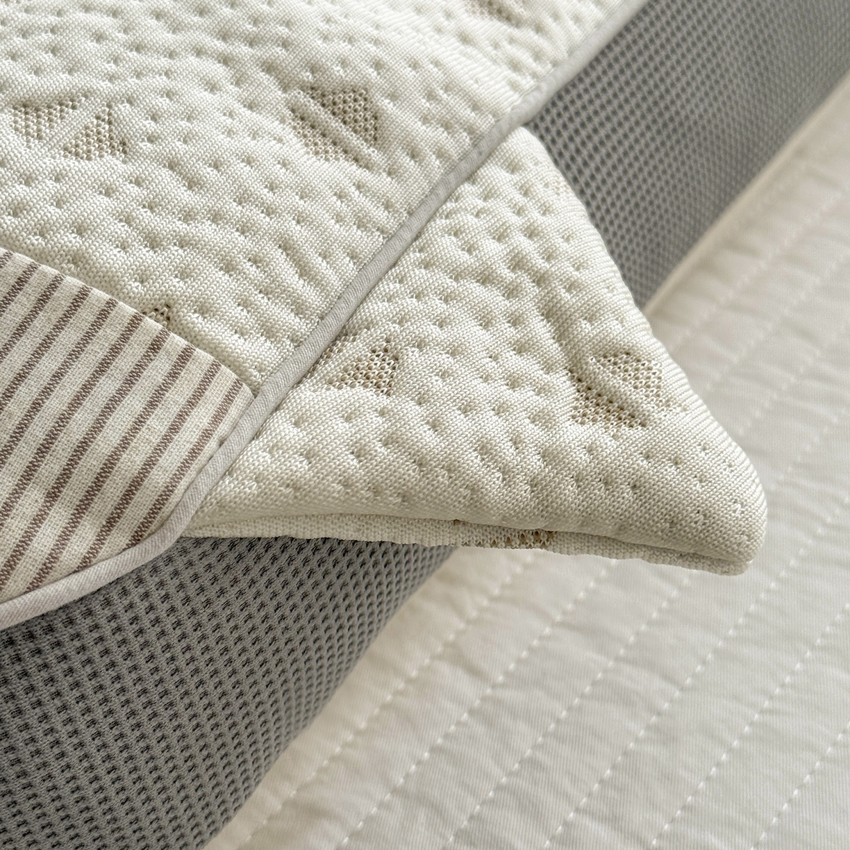 91家纺网 家纺一手货源 找家纺 蔻眠 凉感丝小萌猫荞麦护颈枕夏季凉豆豆儿童枕芯学生枕头 小萌猫-三角