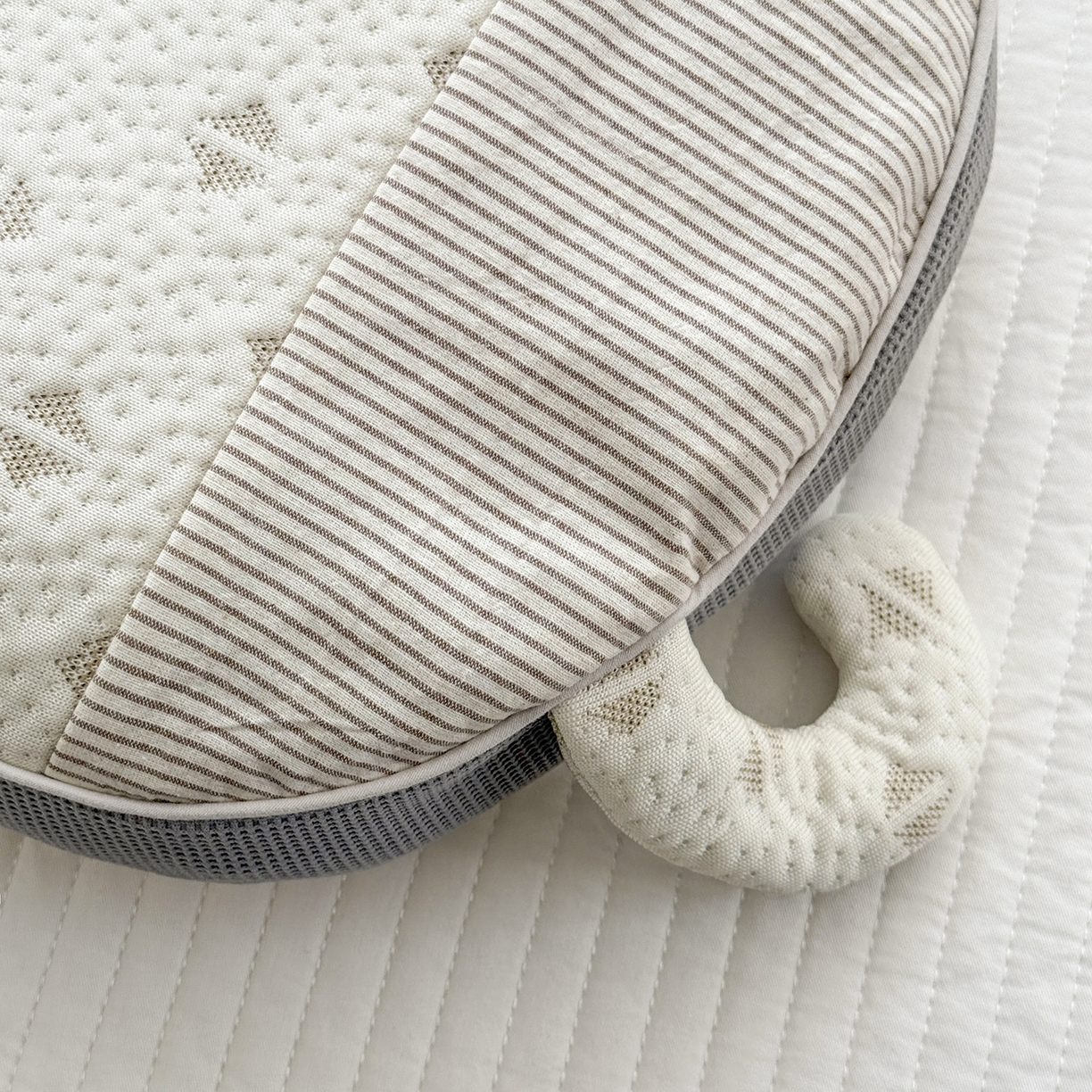 91家纺网 家纺一手货源 找家纺 蔻眠 凉感丝小萌猫荞麦护颈枕夏季凉豆豆儿童枕芯学生枕头 小萌猫-三角