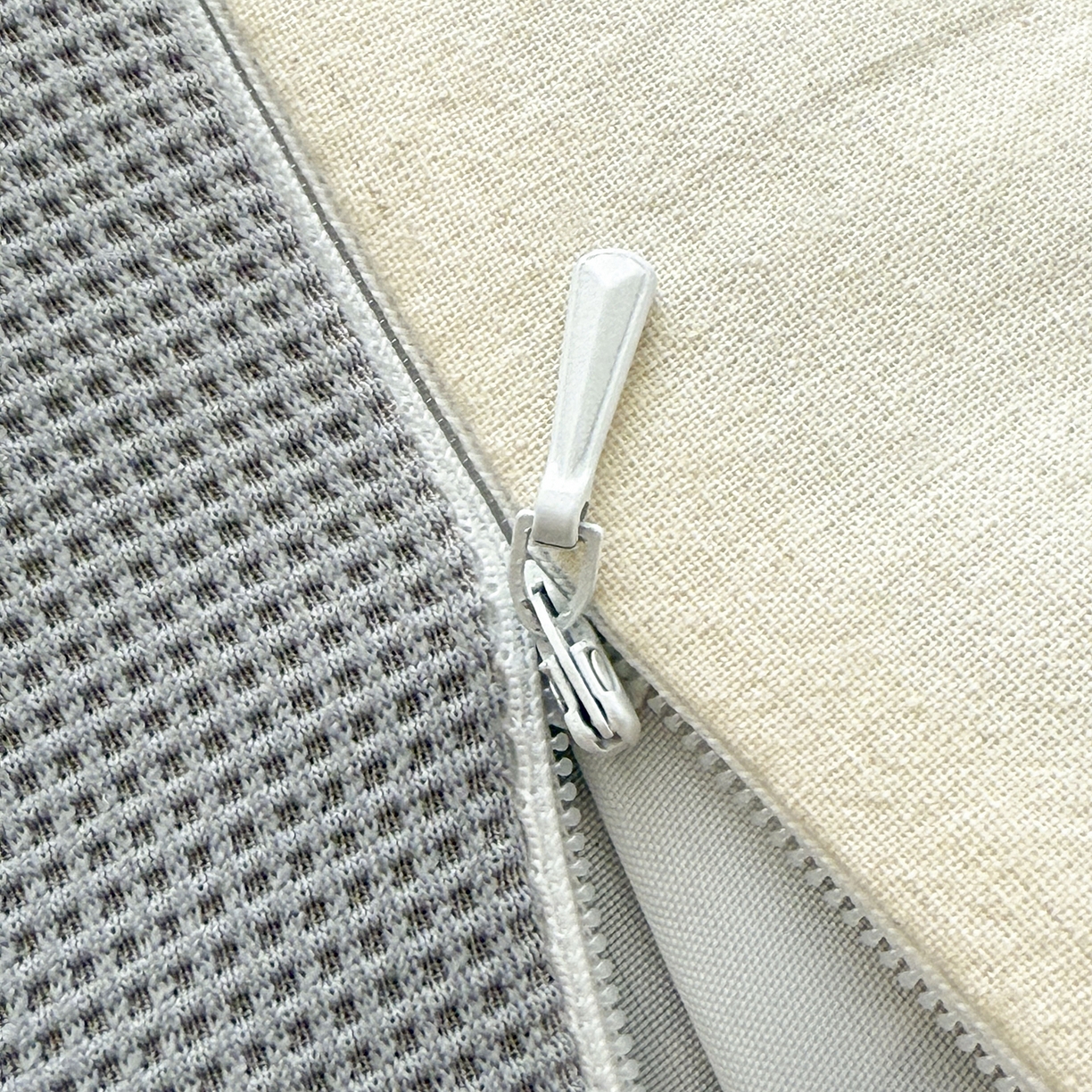 91家纺网 家纺一手货源 找家纺 蔻眠 凉感丝小萌猫荞麦护颈枕夏季凉豆豆儿童枕芯学生枕头 小萌猫-三角