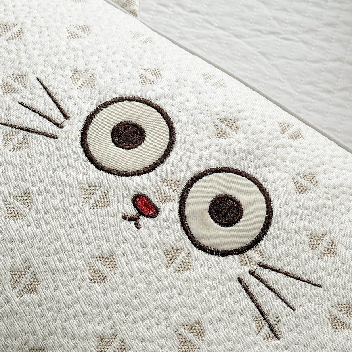 91家纺网 家纺一手货源 找家纺 蔻眠 凉感丝小萌猫荞麦护颈枕夏季凉豆豆儿童枕芯学生枕头 小萌猫-三角