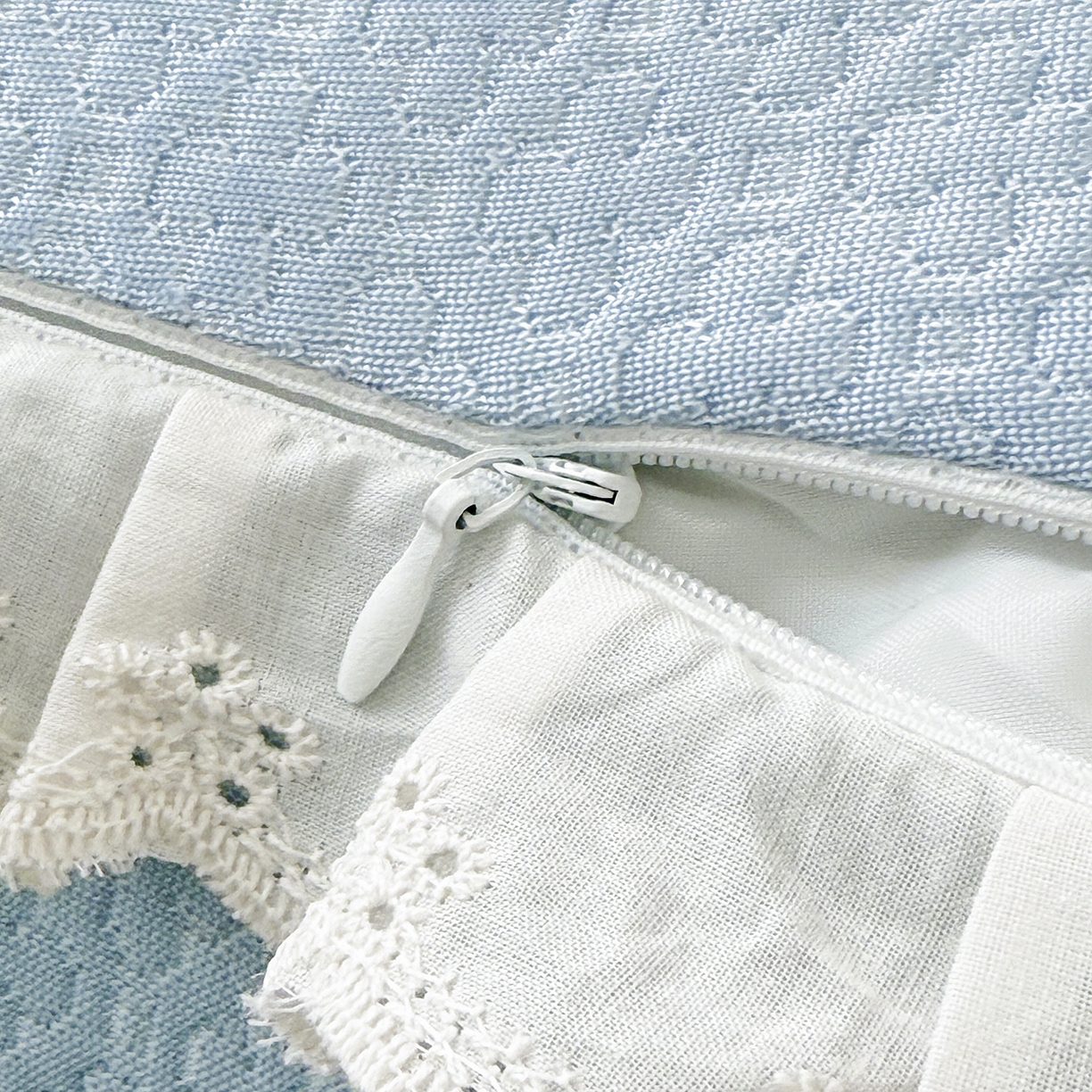 91家纺网 家纺一手货源 找家纺 （总）蔻眠 凉感丝花边款月亮长抱枕夹腿抱枕凉豆豆枕芯多功能枕头