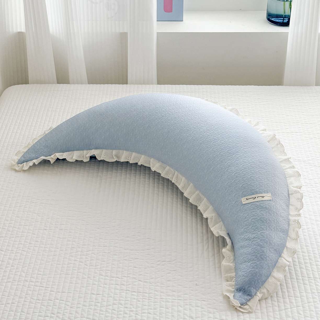 91家纺网 家纺一手货源 找家纺 （总）蔻眠 凉感丝花边款月亮长抱枕夹腿抱枕凉豆豆枕芯多功能枕头