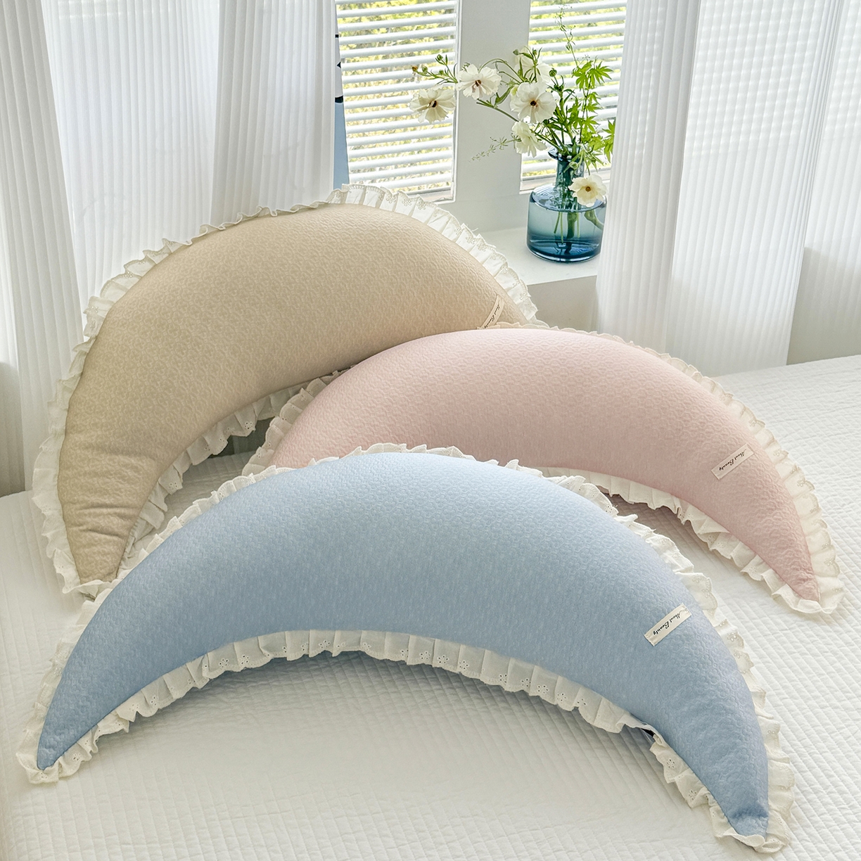 91家纺网 家纺一手货源 找家纺 蔻眠 凉感丝花边款月亮长抱枕夹腿抱枕凉豆豆枕芯多功能枕头 主图