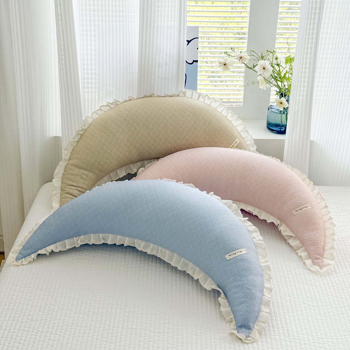 91家纺网 家纺一手货源 找家纺 蔻眠 凉感丝花边款月亮长抱枕夹腿抱枕凉豆豆枕芯多功能枕头 主图