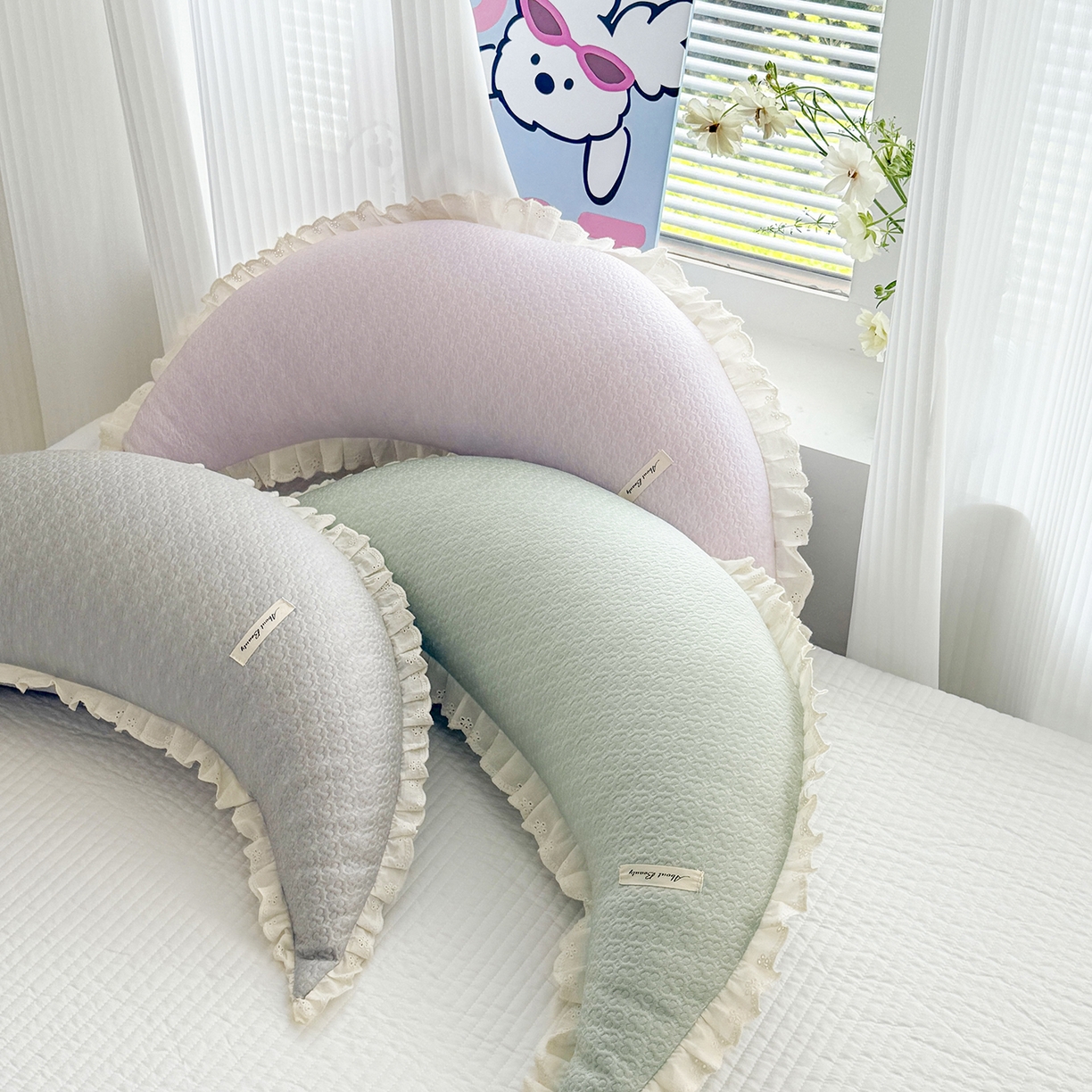 91家纺网 家纺一手货源 找家纺 蔻眠 凉感丝花边款月亮长抱枕夹腿抱枕凉豆豆枕芯多功能枕头 主图