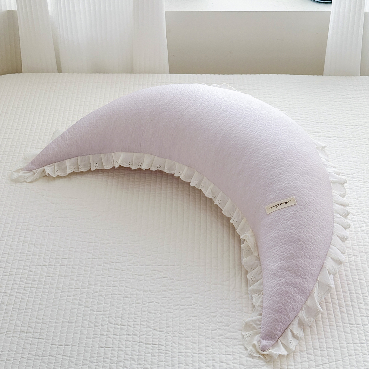 91家纺网 家纺一手货源 找家纺 蔻眠 凉感丝花边款月亮长抱枕夹腿抱枕凉豆豆枕芯多功能枕头 凉感丝月亮-紫色