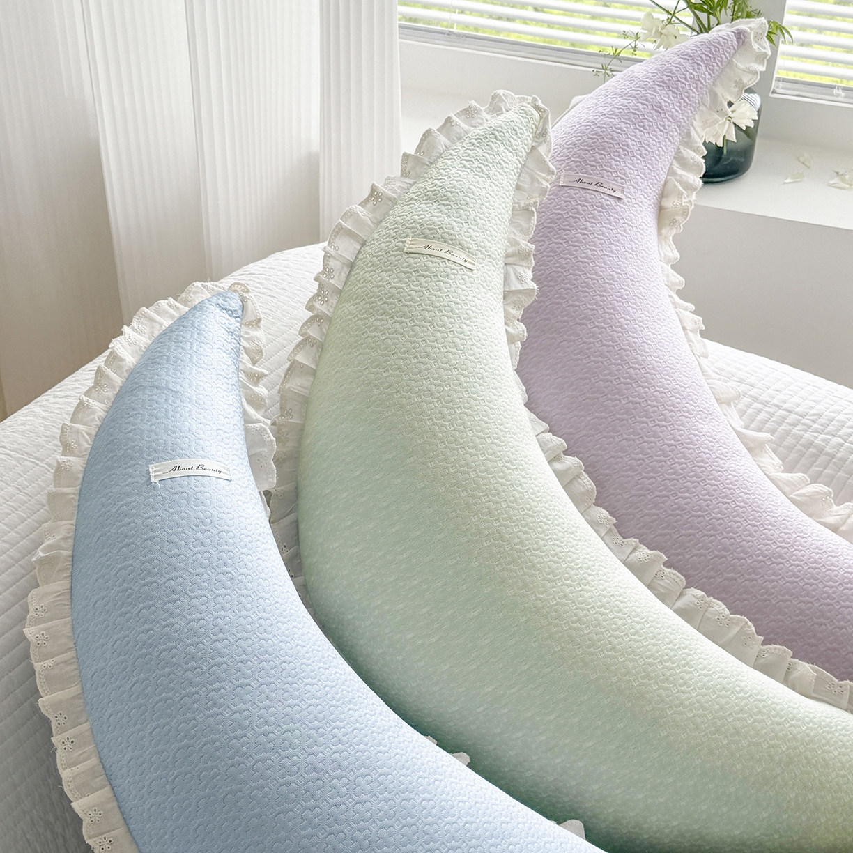91家纺网 家纺一手货源 找家纺 蔻眠 凉感丝花边款月亮长抱枕夹腿抱枕凉豆豆枕芯多功能枕头 主图