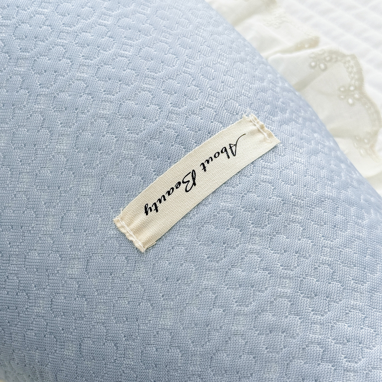 91家纺网 家纺一手货源 找家纺 蔻眠 凉感丝花边款月亮长抱枕夹腿抱枕凉豆豆枕芯多功能枕头 凉感丝月亮-蓝色