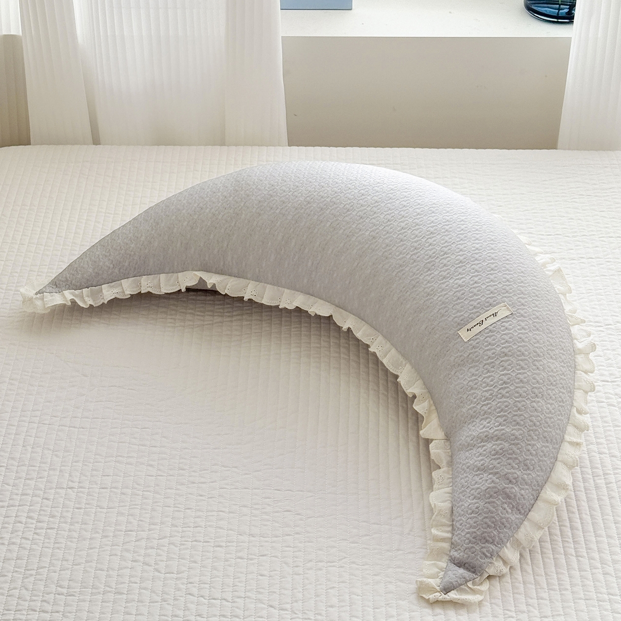 91家纺网 家纺一手货源 找家纺 蔻眠 凉感丝花边款月亮长抱枕夹腿抱枕凉豆豆枕芯多功能枕头 凉感丝月亮-灰色