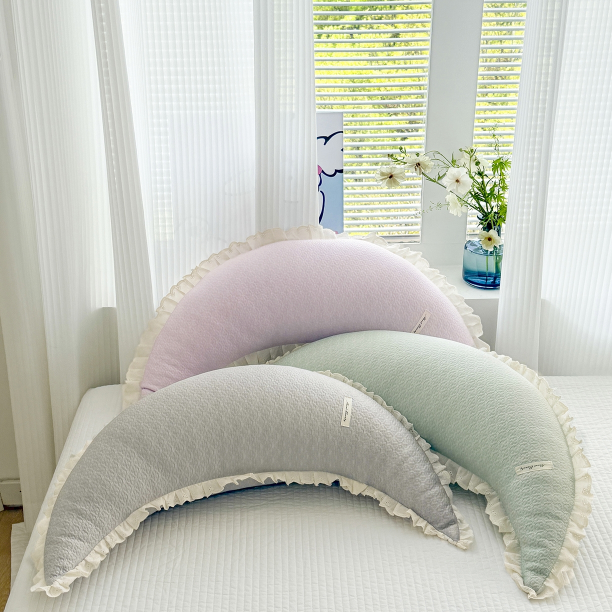 91家纺网 家纺一手货源 找家纺 蔻眠 凉感丝花边款月亮长抱枕夹腿抱枕凉豆豆枕芯多功能枕头 主图