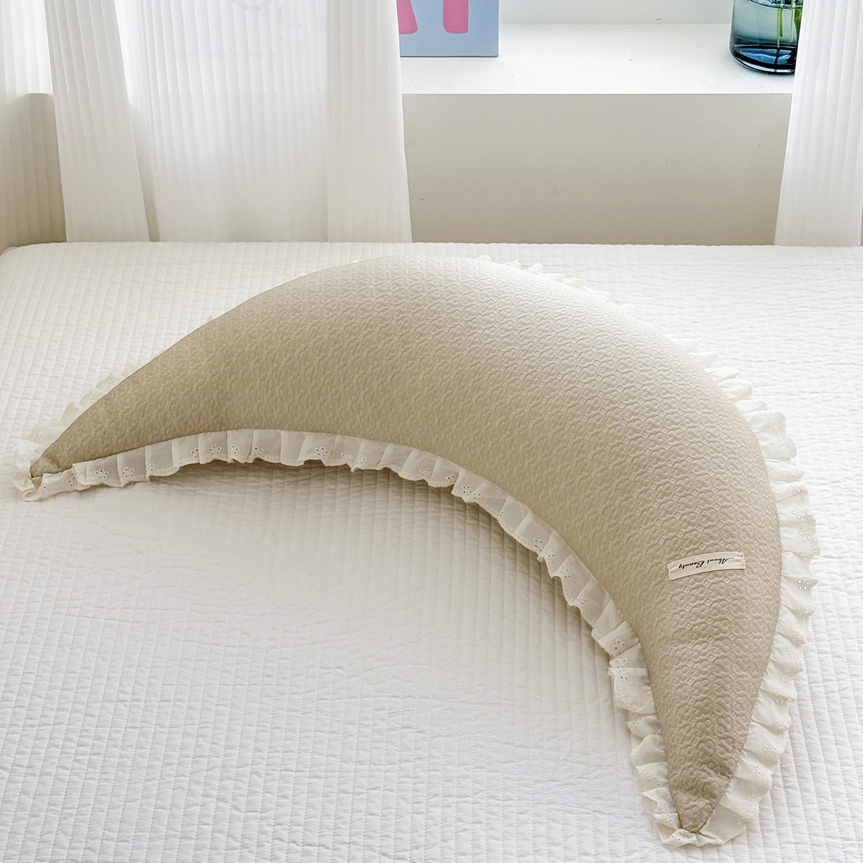 91家纺网 家纺一手货源 找家纺 蔻眠 凉感丝花边款月亮长抱枕夹腿抱枕凉豆豆枕芯多功能枕头 凉感丝月亮-卡其