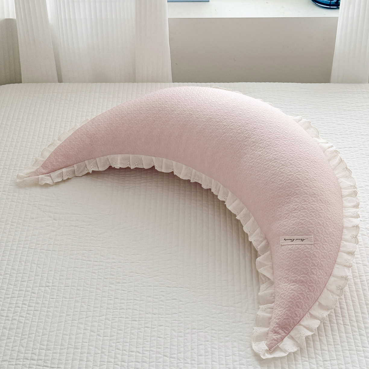 91家纺网 家纺一手货源 找家纺 蔻眠 凉感丝花边款月亮长抱枕夹腿抱枕凉豆豆枕芯多功能枕头 凉感丝月亮-粉色