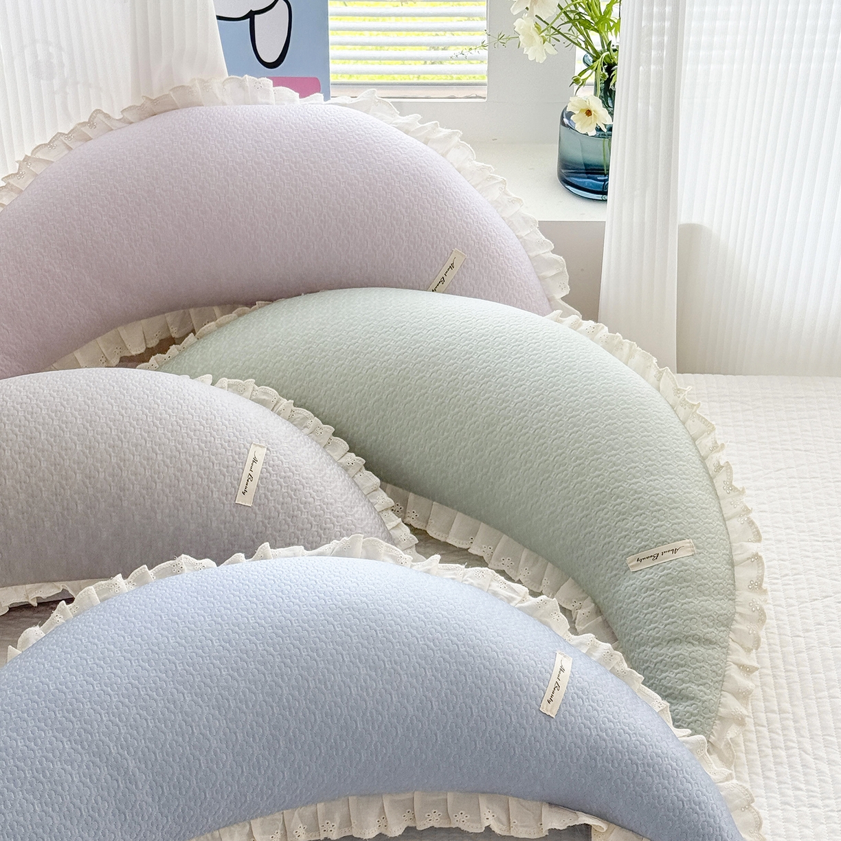 91家纺网 家纺一手货源 找家纺 蔻眠 凉感丝花边款月亮长抱枕夹腿抱枕凉豆豆枕芯多功能枕头 主图