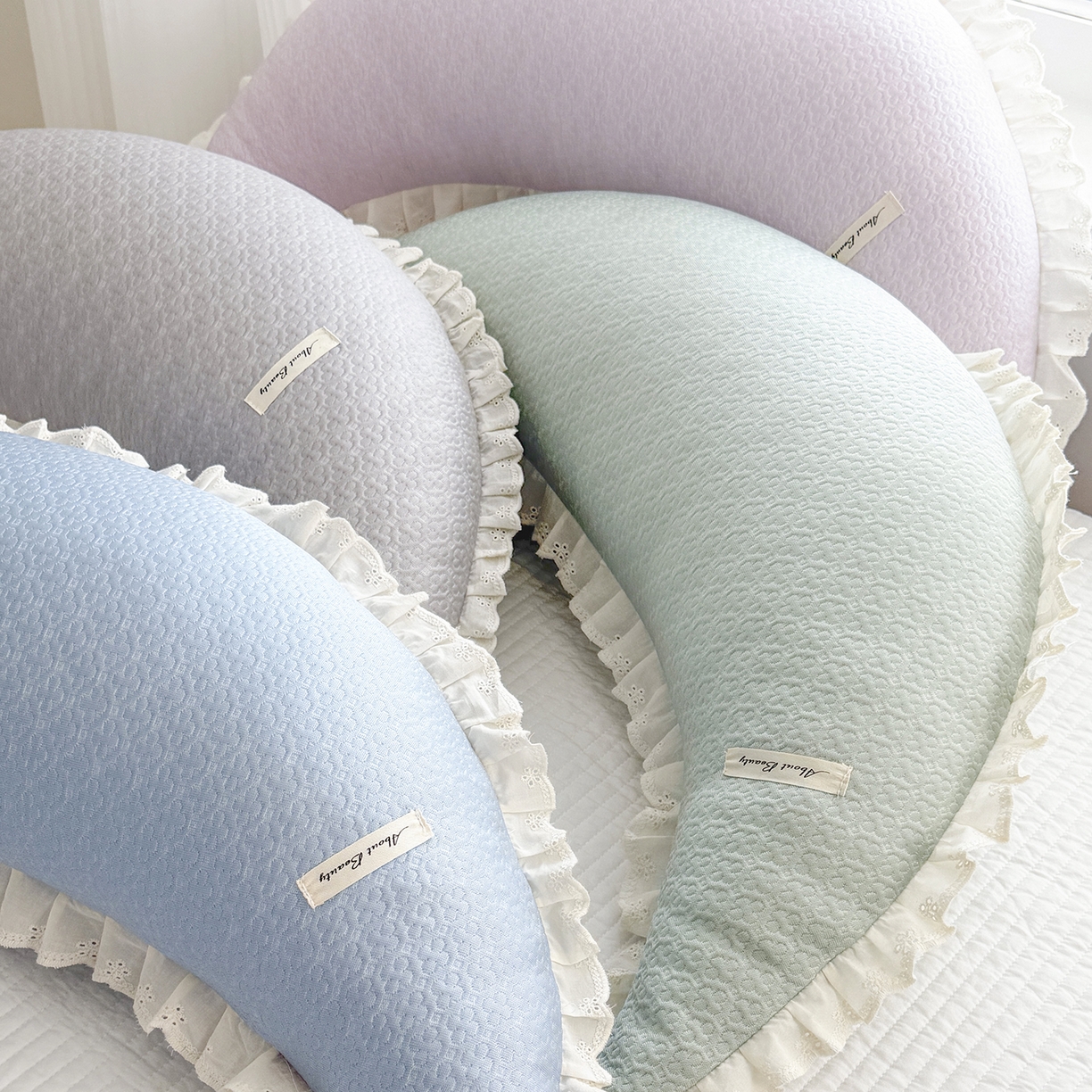 91家纺网 家纺一手货源 找家纺 蔻眠 凉感丝花边款月亮长抱枕夹腿抱枕凉豆豆枕芯多功能枕头 主图