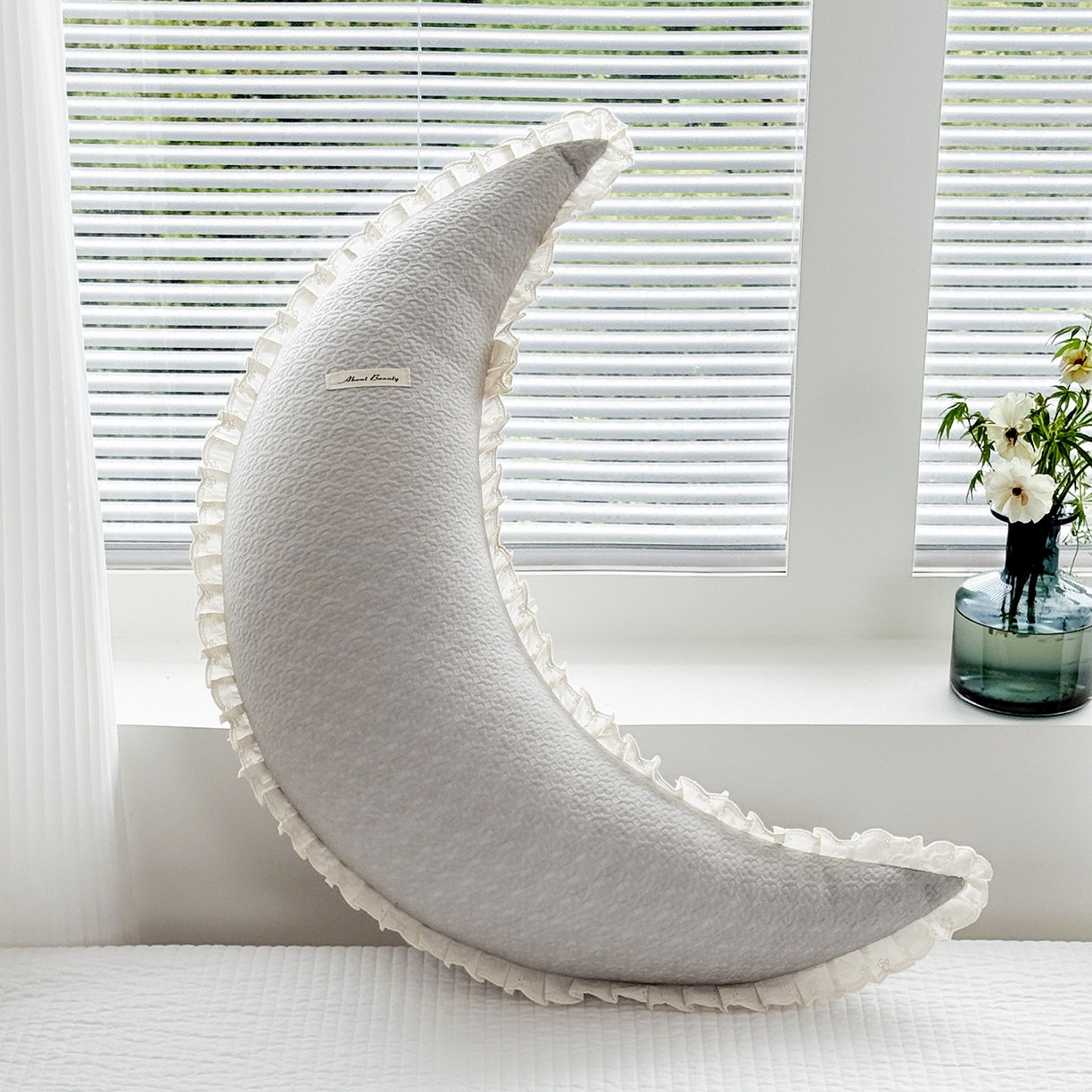 91家纺网 家纺一手货源 找家纺 （总）蔻眠 凉感丝花边款月亮长抱枕夹腿抱枕凉豆豆枕芯多功能枕头