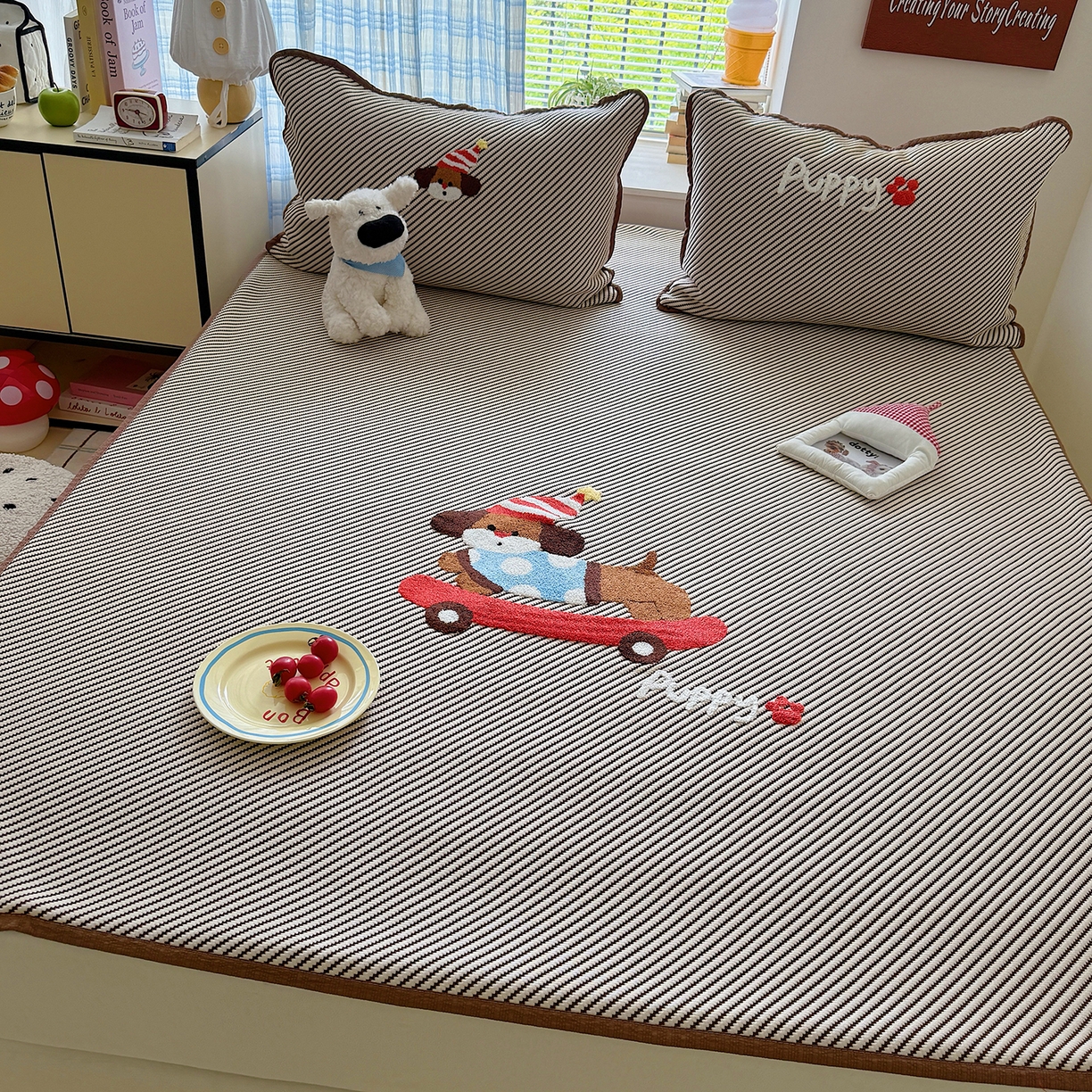 91家纺网 家纺一手货源 找家纺 顾里家纺 2026新款Pe凉感仿冰藤软席凉席三件套 滑板腊肠狗