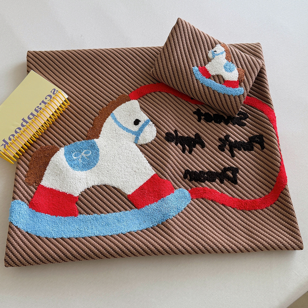 91家纺网 家纺一手货源 找家纺 顾里家纺 2026新款Pe凉感仿冰藤软席凉席三件套 苹果木马