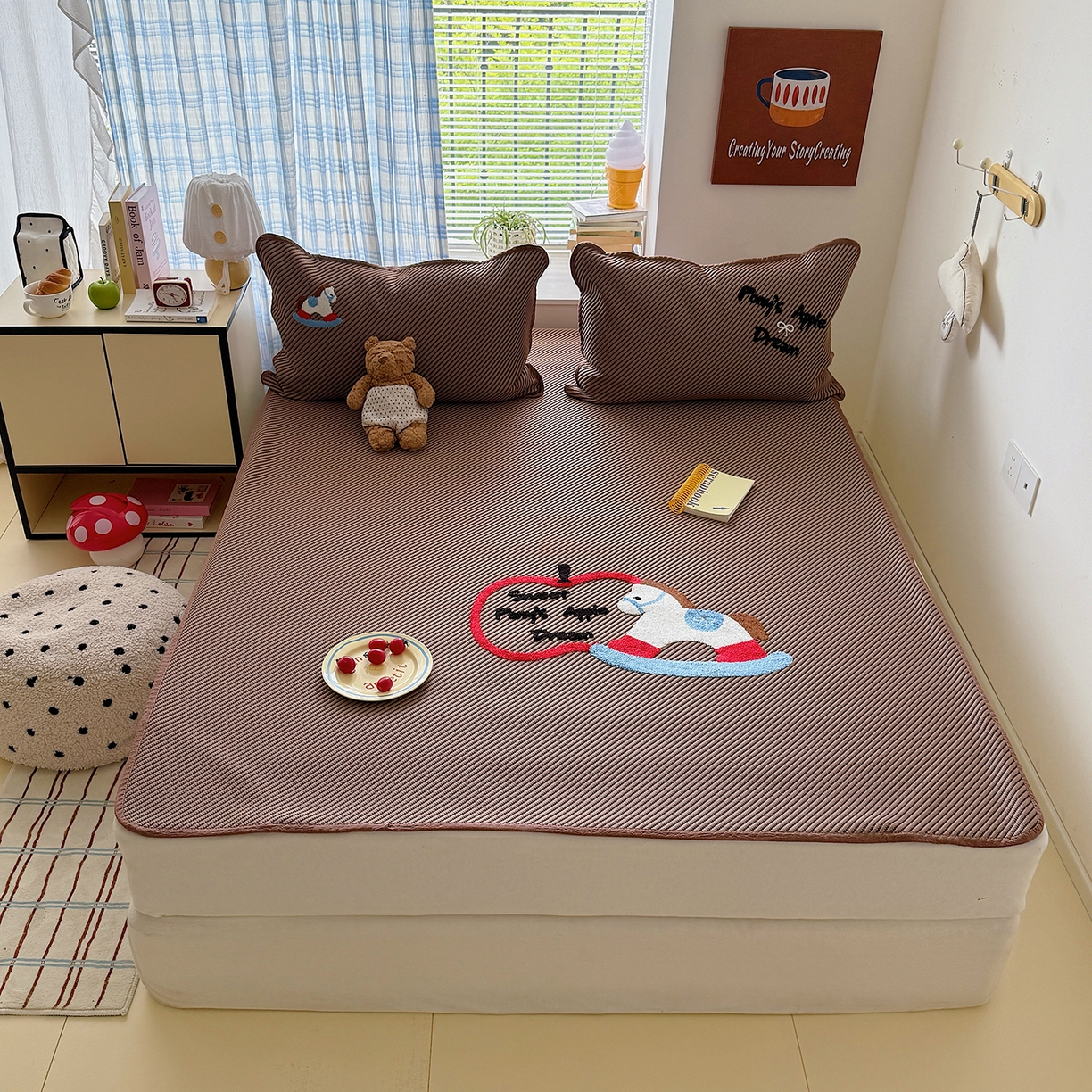 91家纺网 家纺一手货源 找家纺 顾里家纺 2026新款Pe凉感仿冰藤软席凉席三件套 苹果木马