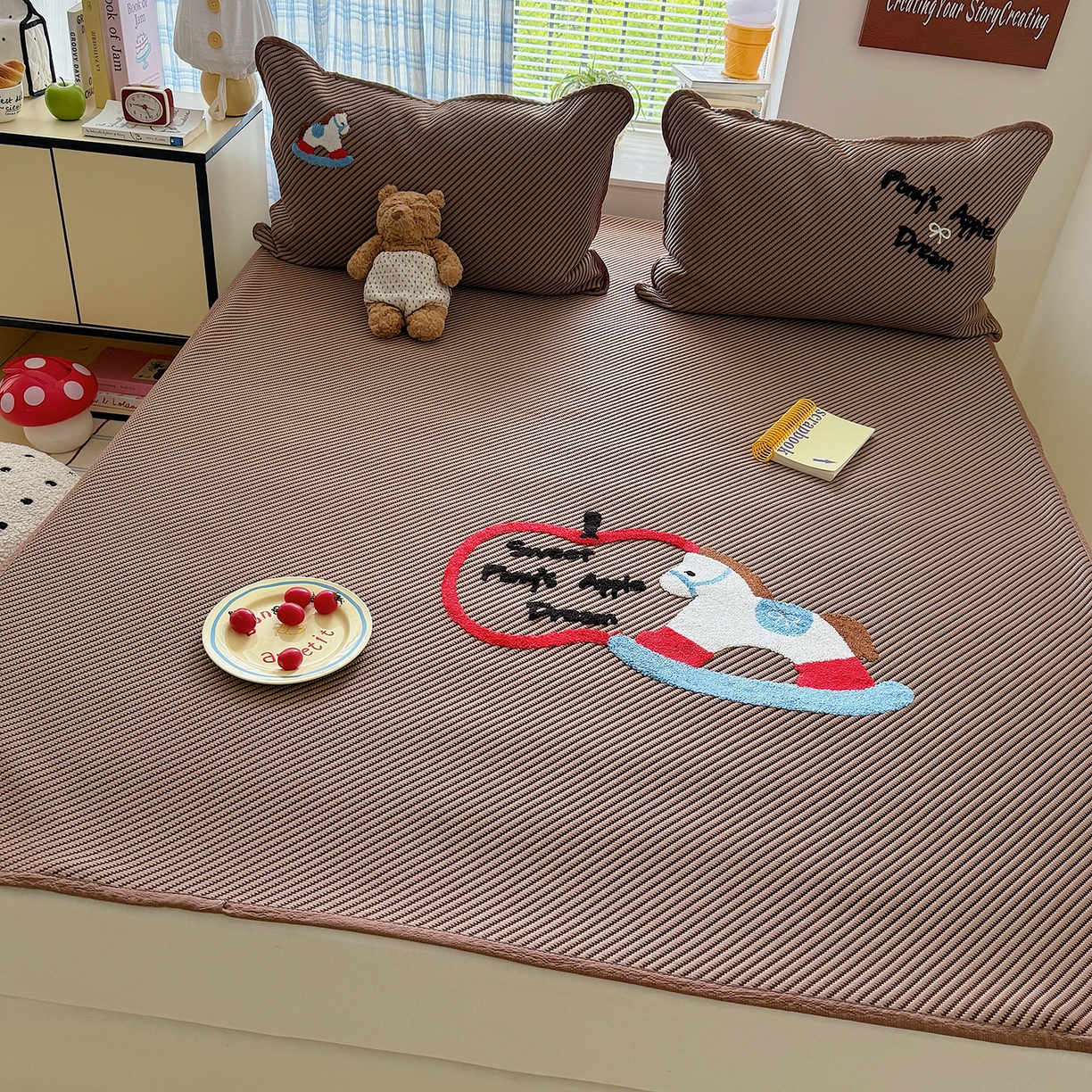 91家纺网 家纺一手货源 找家纺 顾里家纺 2026新款Pe凉感仿冰藤软席凉席三件套 苹果木马