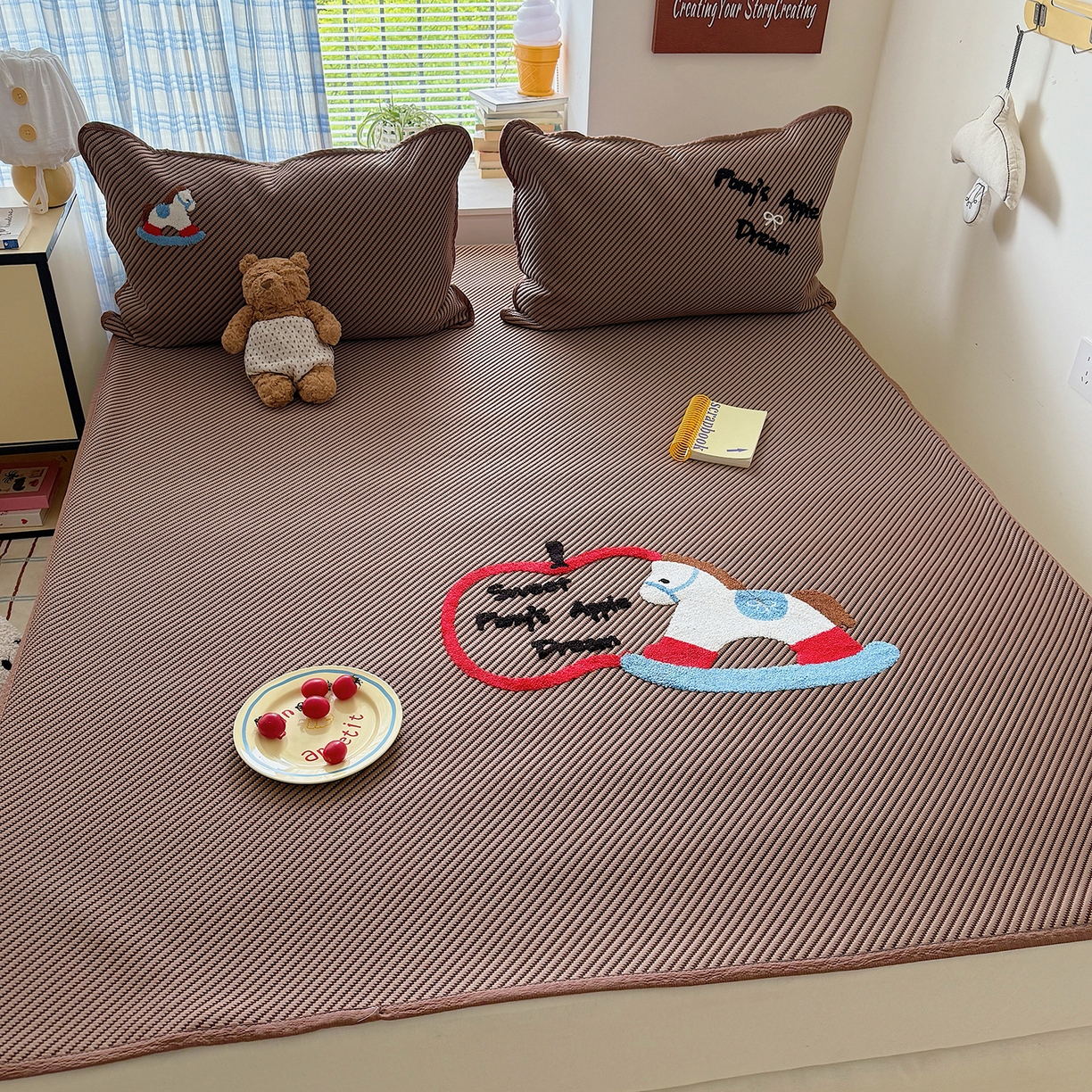 91家纺网 家纺一手货源 找家纺 顾里家纺 2026新款Pe凉感仿冰藤软席凉席三件套 苹果木马