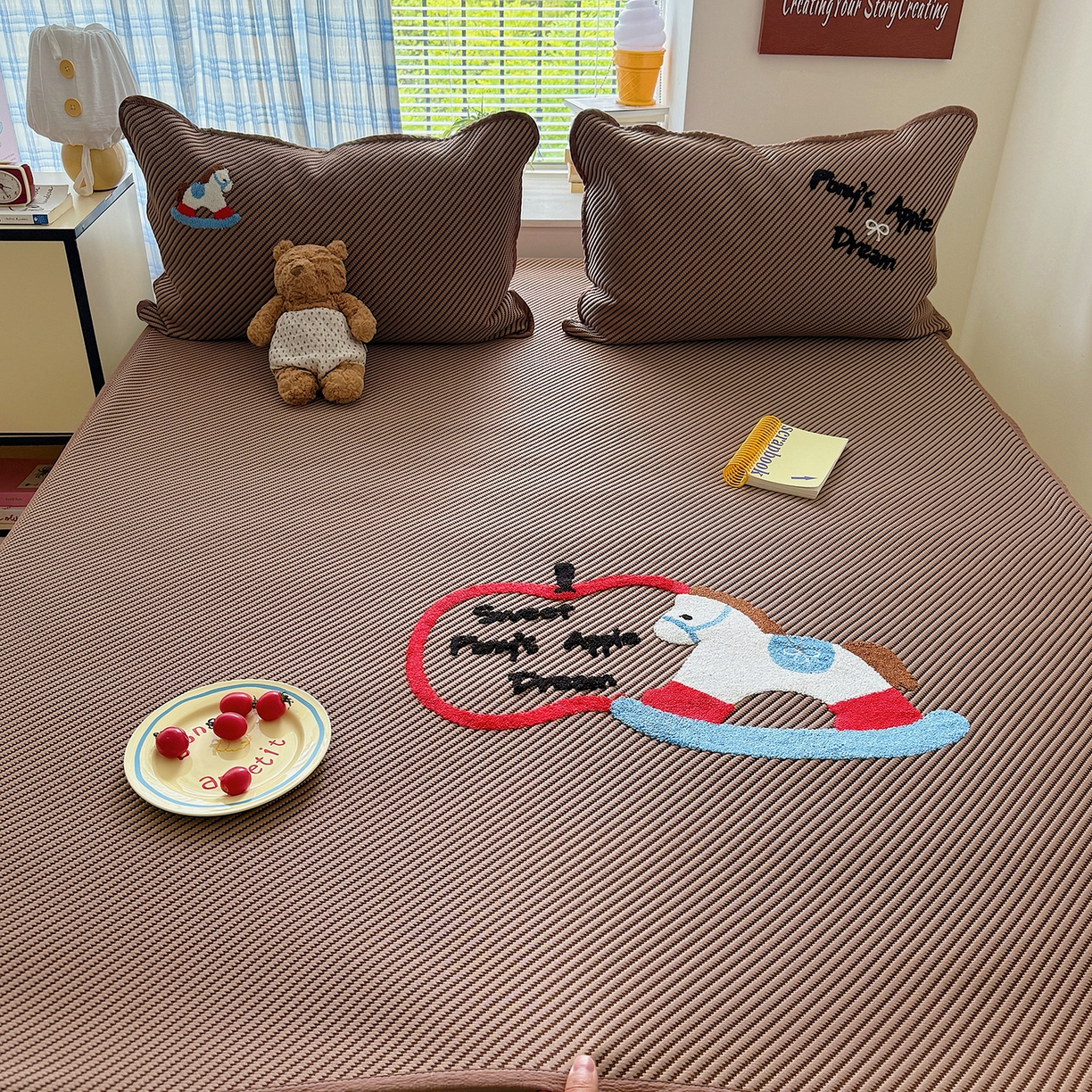 91家纺网 家纺一手货源 找家纺 顾里家纺 2026新款Pe凉感仿冰藤软席凉席三件套 苹果木马