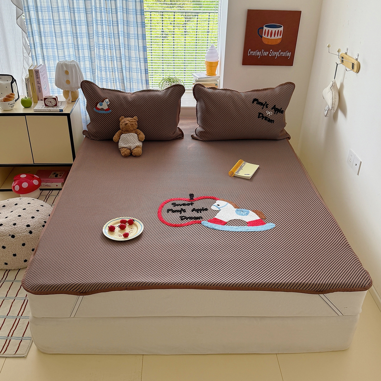 91家纺网 家纺一手货源 找家纺 顾里家纺 2026新款Pe凉感仿冰藤软席凉席三件套 苹果木马