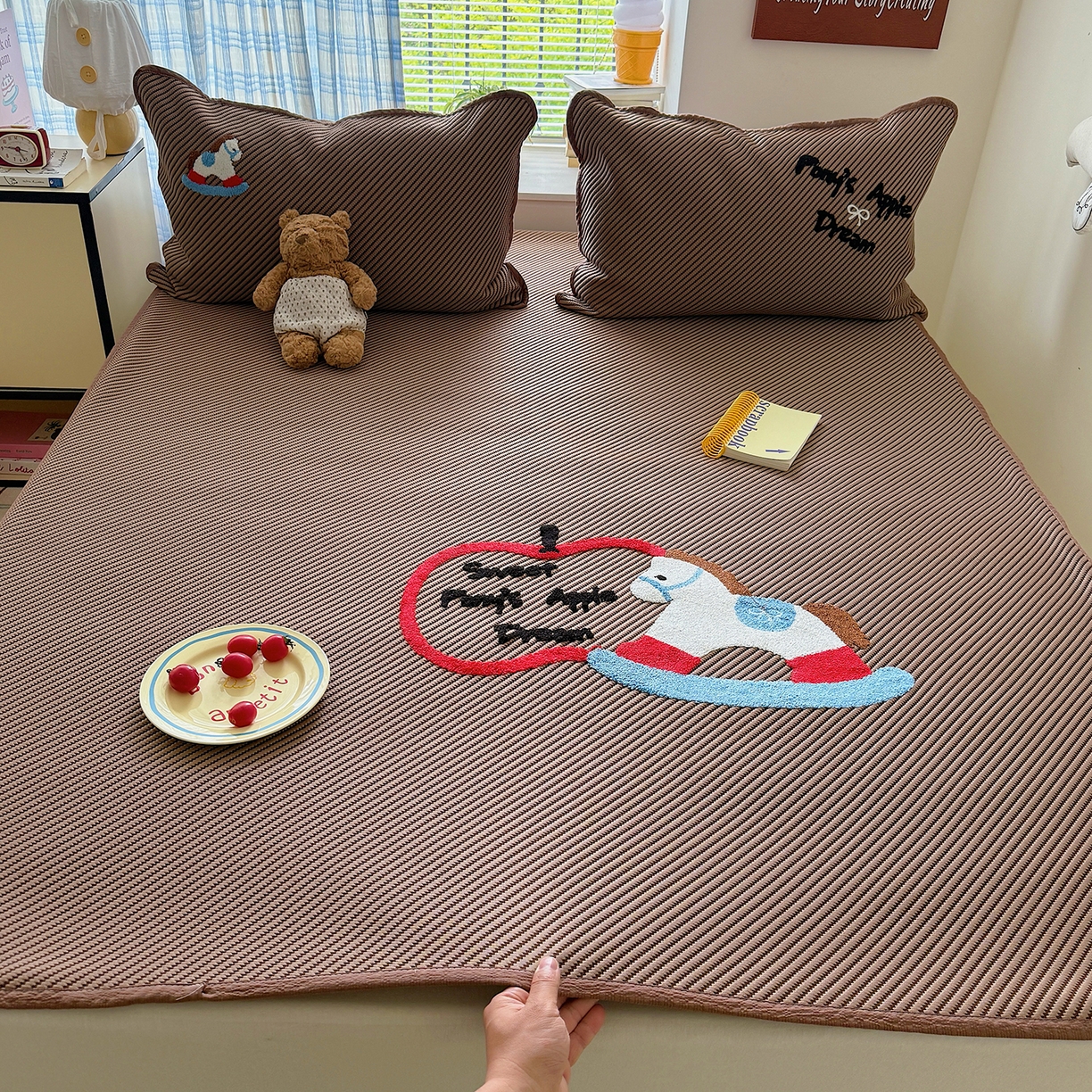 91家纺网 家纺一手货源 找家纺 顾里家纺 2026新款Pe凉感仿冰藤软席凉席三件套 苹果木马