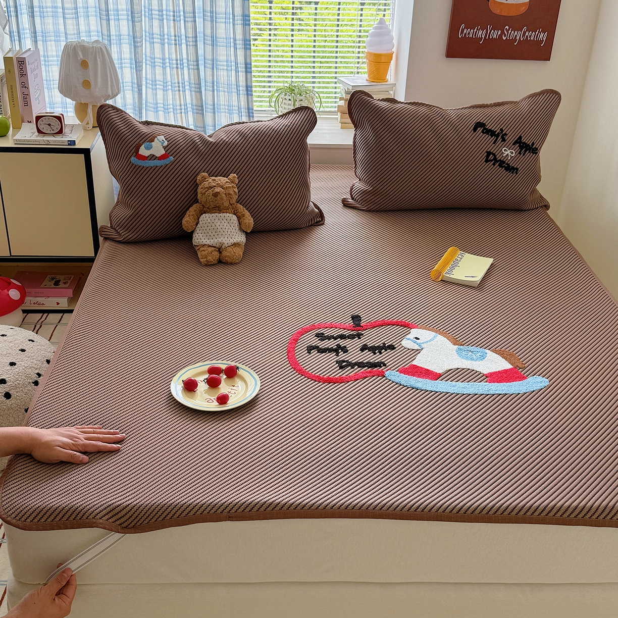 91家纺网 家纺一手货源 找家纺 顾里家纺 2026新款Pe凉感仿冰藤软席凉席三件套 苹果木马