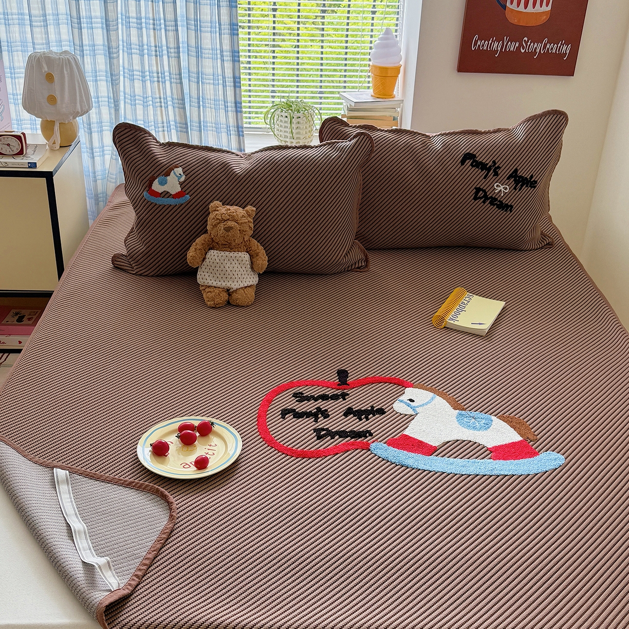 91家纺网 家纺一手货源 找家纺 顾里家纺 2026新款Pe凉感仿冰藤软席凉席三件套 苹果木马