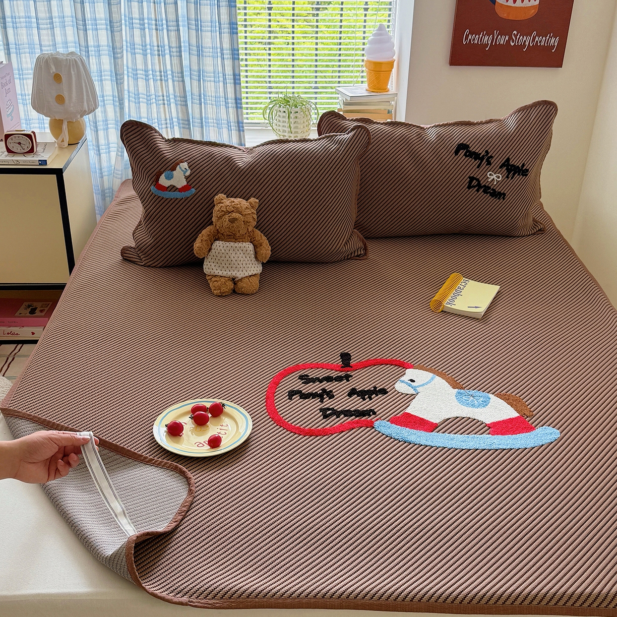 91家纺网 家纺一手货源 找家纺 顾里家纺 2026新款Pe凉感仿冰藤软席凉席三件套 苹果木马