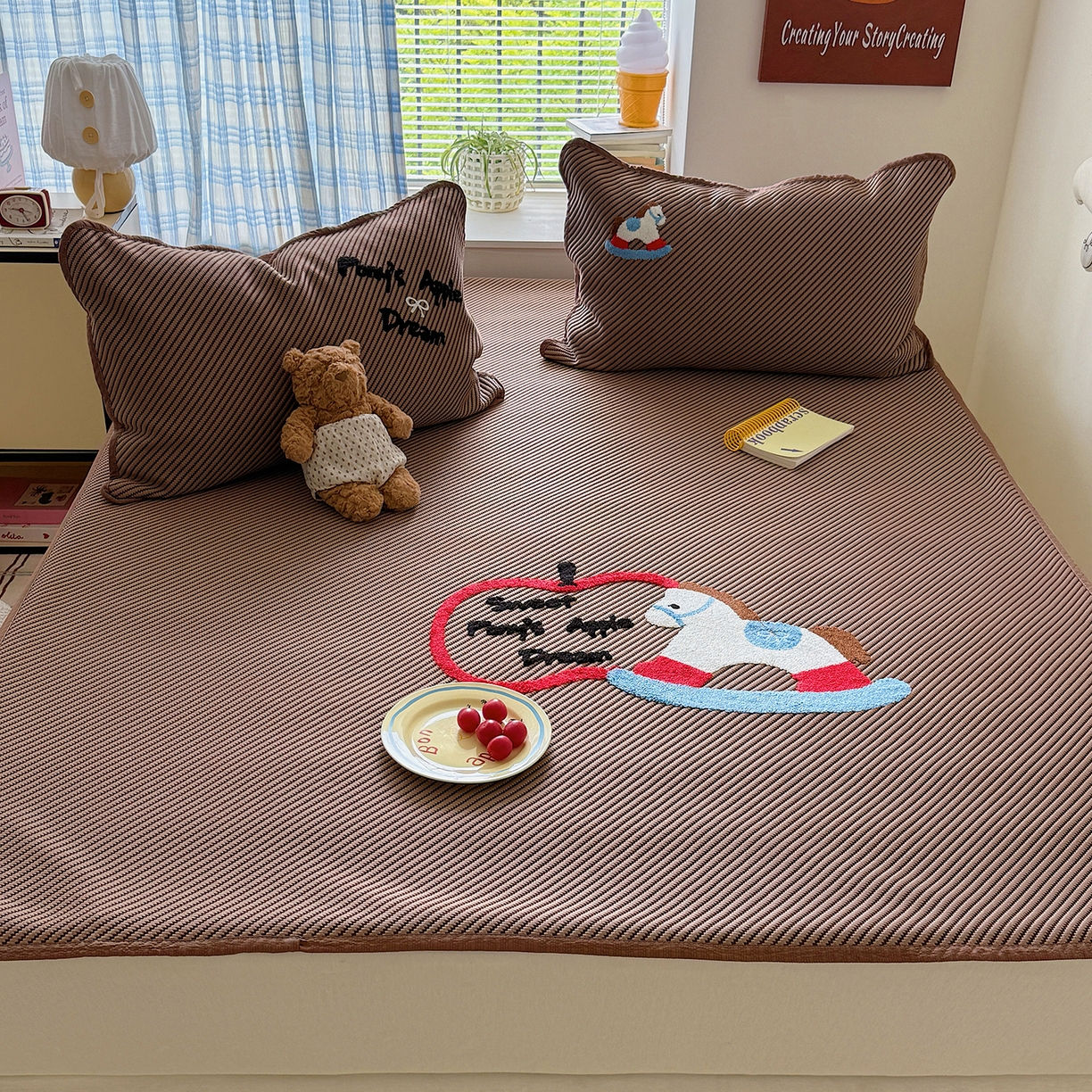 91家纺网 家纺一手货源 找家纺 顾里家纺 2026新款Pe凉感仿冰藤软席凉席三件套 苹果木马