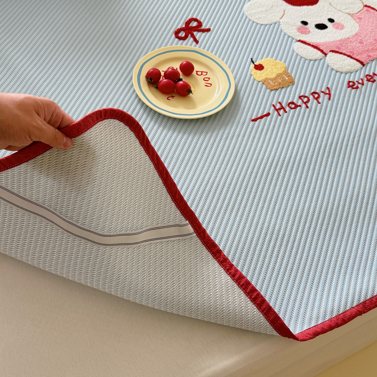 91家纺网 家纺一手货源 找家纺 顾里家纺 2026新款Pe凉感仿冰藤软席凉席三件套 苹果趴熊