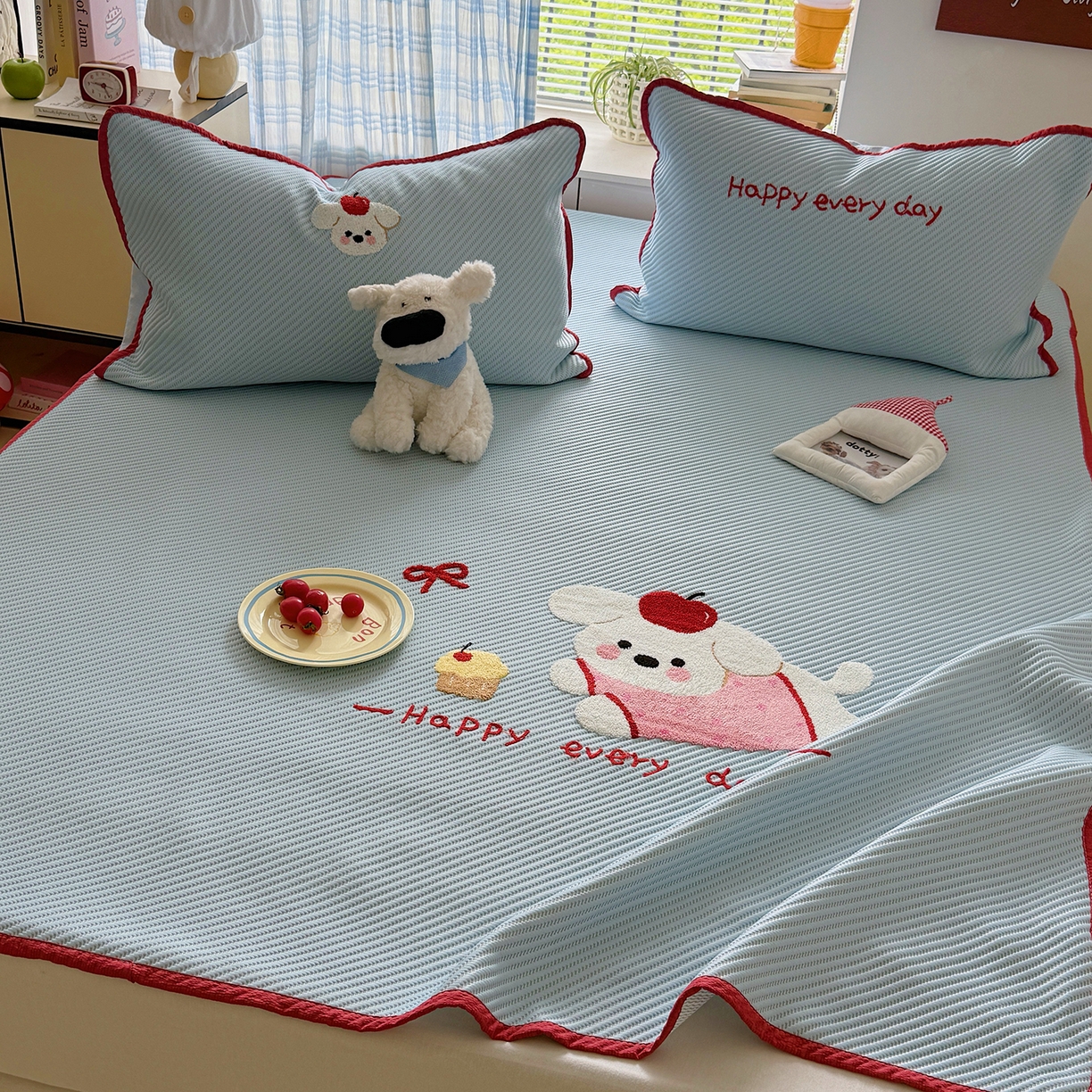 91家纺网 家纺一手货源 找家纺 顾里家纺 2026新款Pe凉感仿冰藤软席凉席三件套 苹果趴熊