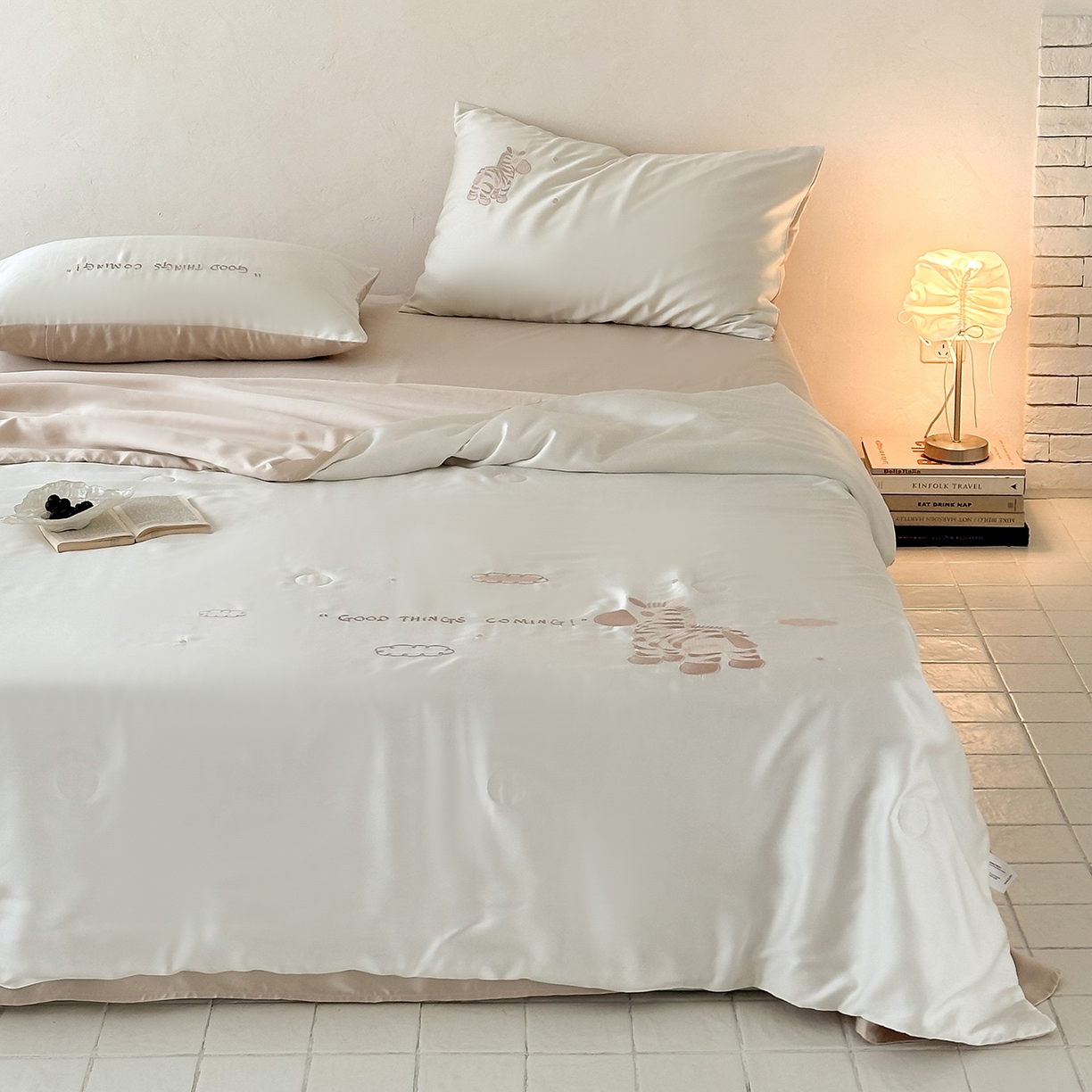 91家纺网 家纺一手货源 找家纺 （总）极简 2026新款天丝小马刺绣夏被四件套轻云斑马