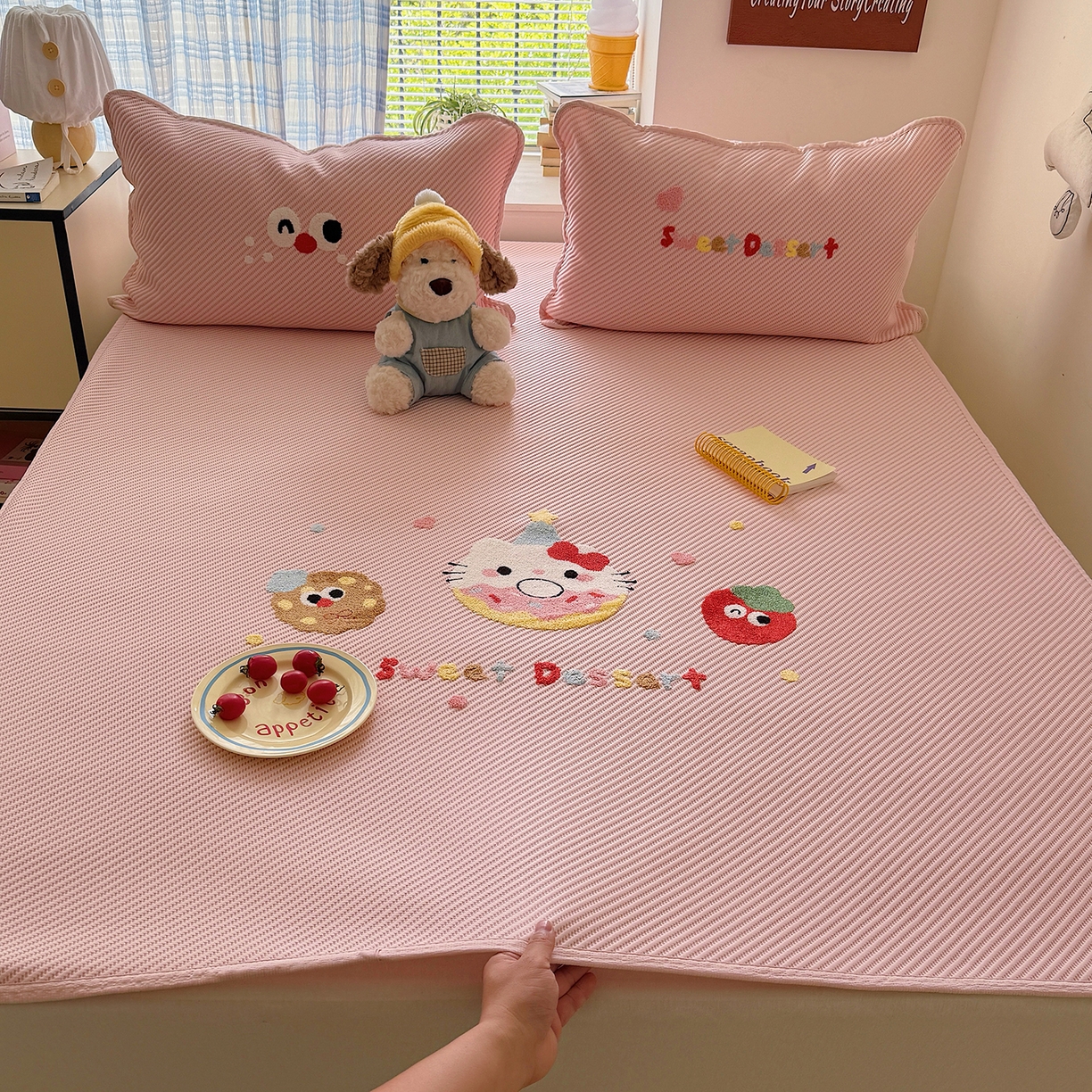 91家纺网 家纺一手货源 找家纺 顾里家纺 2026新款Pe凉感仿冰藤软席凉席三件套 甜圈小猫