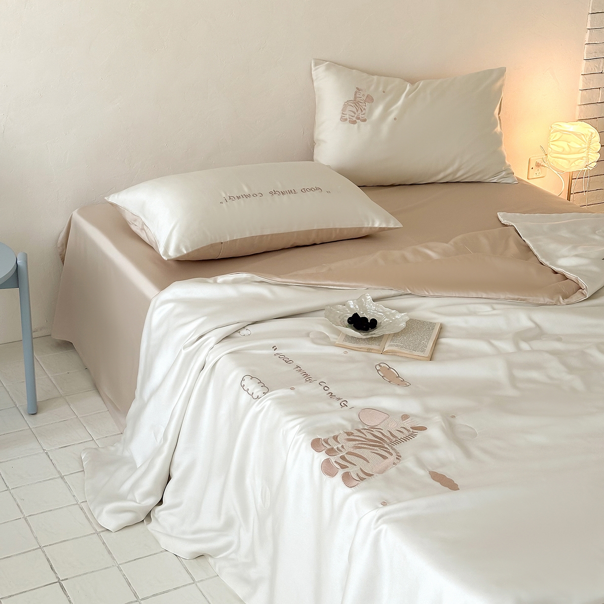 91家纺网 家纺一手货源 找家纺 （总）极简 2026新款天丝小马刺绣夏被四件套轻云斑马